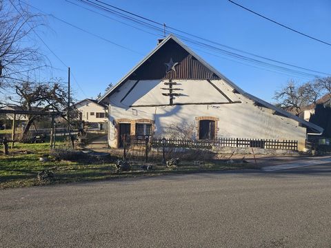 Venez découvrir cette ancienne ferme en pierre située dans un charmant village entre Etalans et Besançon. Elle est composée d'un espace de vie, d'une écurie, d'une grange et d'une cave. De gros travaux sont à prévoir afin de révéler le potentiel incr...