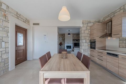 De villa in Keratokambos heeft 3 slaapkamer(s) en kan gereserveerd worden tot 6 personen. Accommodatie De accommodatie heeft een oppervlakte van 125 m² iscomfortabel ingerichte en is goed belicht, gelegen vlakbij het strand, met uitzicht zee. De woni...