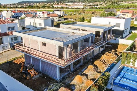 3 bedroom house, under construction, in Abrunheira / Sintra. For families looking to live quietly. With a modern design, it has 145m² of usable area and is located on a plot of 300m². Large garden, swimming pool and parking for 2 cars Easy access to ...