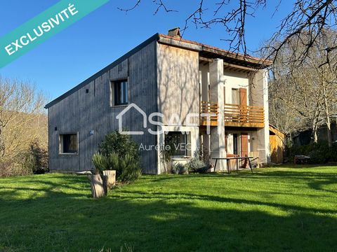 Ideally located near the greenway, this fully renovated former barn will charm you with its unique character and warm atmosphere. Set on a fully enclosed 1,300 m² plot, you will enjoy a garden filled with various fruit trees, providing delicious harv...