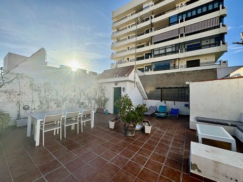 This spacious flat of 89 m2 (81 m2 usable) is located in an unbeatable location, second line beach in Fuengirola. Surrounded by all essential services and only a few steps away from the promenade, this property is perfect for both year-round living a...