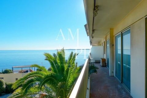 Sole Agent In the heart of the highly sought-after Palm Beach area, on the seafront, just a short stroll from shops and beaches, Amanda Properties presents a unique opportunity. This magnificent 3-room flat, with a generous surface area of 80m², offe...