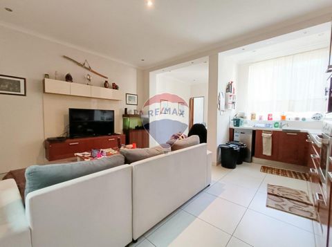 COSPICUA MAISONETTE Located in a very quiet area on the outskirt of the town yet close to all amenities comes this property which comprises of an Open Plan Kitchen living Dining room 3 Bedrooms one with En suite 2 Bathrooms a huge Terrace measuring 5...