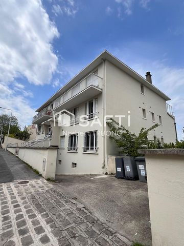 Located in Issy-les-Moulineaux, renowned for its pleasant living environment, with its green spaces and parks ideal for relaxation. This property offers a living area of ??34 m² spread over a quiet living room. Filled with light through its French do...