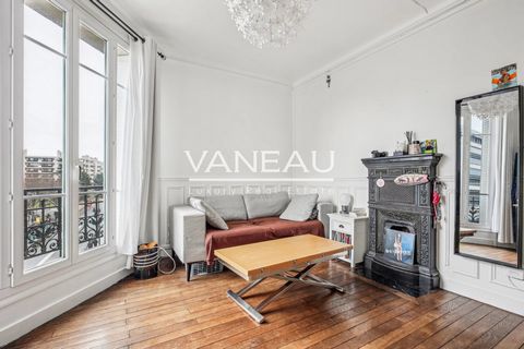 On the border between Neuilly and Levallois, close to shops and transport, Agence VANEAU exclusively offers this charming 38.65 m² apartment on the third floor with elevator of a beautiful 1930 building. In need of refreshment and without loss of spa...