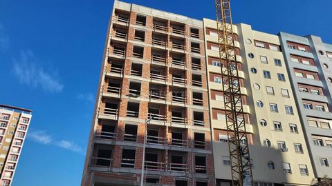 T2 apartment in a building under construction (20 units), with 10 floors and two elevators, expected to be completed by the end of 2025. It is well located in an area with tall, homogeneous buildings. The view is open, and the surrounding area offers...