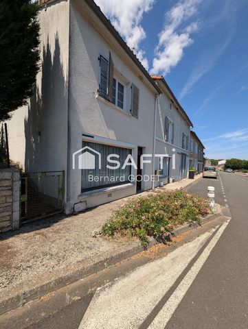 Située à Saint-Macoux (86400), cette maison de bourg authentique offre un cadre de vie paisible en pleine campagne. À l'extérieur, cette demeure dispose d'une véranda offrant un espace de détente supplémentaire, d'un garage et d'une place de parking ...