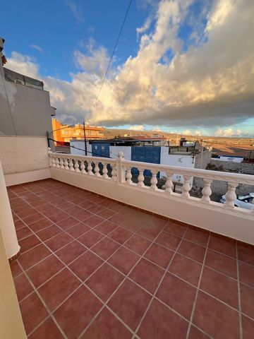 Apartment for rent in MontaÃ±a la Data Two-bedroom apartment with a large terrace, located in the quiet area of MontaÃ±a la Data, just 4 minutes from Maspalomas. An excellent opportunity to live comfortably at a very affordable price. Requirements: D...