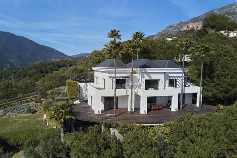 Villa spectaculaire située dans le quartier exclusif d39Istán Magnifique environnement naturel en pleine nature avec d39incroyables vues panoramiques sur le réservoir d39Istán les montagnes et la mer Excellent emplacement à seulement 15 minutes en vo...