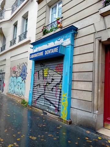 Paris 20ème, rue Sorbier Local commercial de 24 m2 comprenant un sas, un espace de vente, une arrière cuisine avec fenêtre donnant sur petite courette. Hauteur sous plafond 2,96m. Taxe foncière 237, budget annuel de charges de copropriété 1085. Nombr...