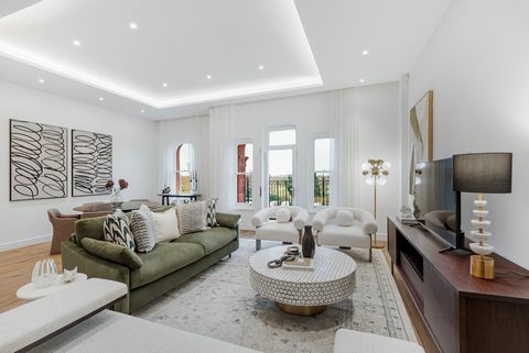 Dit vakkundig vormgegeven en nieuw afgewerkte luxe pand maakt deel uit van de elite Elie Saab Residences, Hyde Park aan Bayswater Road. Het is een modern en elegant duplex appartement op de vierde en vijfde verdieping van de residentie. De entreehal ...