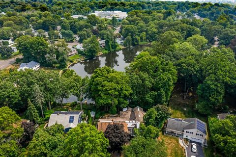 Immerso nel pittoresco quartiere Mid-Ridges di Stamford, questa proprietà di 61 acri offre una rara opportunità. Affacciato su un lago sereno in un tranquillo vicolo cieco, questo paradiso suburbano si trova vicino ai servizi del centro di Stamford e...