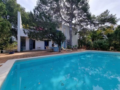 Iconic cubist Villa in Cala Vadella with lots of potential - close to the beach. Nestled in the picturesque coastal village of Cala Vadella, this original white island designer gem stands as a testament to contemporary architectural elegance. Revered...