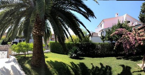 Beautiful boutique property with 5 apartments and with infinity pool in Pjescana Uvala! It is truly a dream location - Pula is just 3 km away, airport is cca. 5 km away. Total living area is 500m2. Land plot is 727 m2. The villa is divided into 5 res...