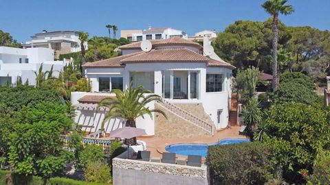 Bienvenue dans cette villa exclusive, magnifiquement située au bout d'une impasse tranquille, offrant une vue panoramique à couper le souffle sur la mer et sur le charmant Moraira. Cette propriété propose non seulement un environnement de vie somptue...