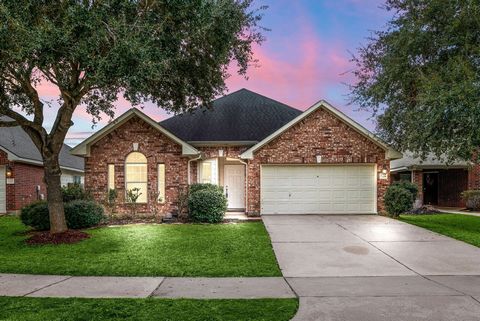 Welcome home to 7206 Grassy Grove Ln. nestled in the heart of Grand Mission and zoned to Fort Bend ISD. This beautifully maintained single-story home welcomes you with real hardwood floors, soaring ceilings, and a bright, open-concept layout. The kit...