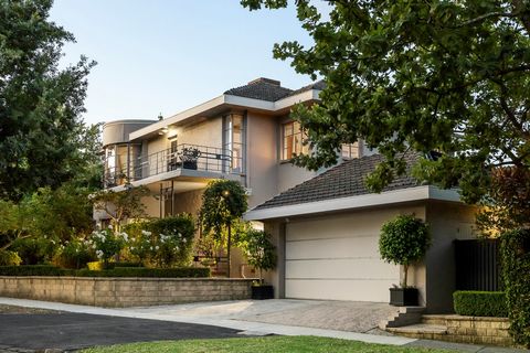 Deze kenmerkende massief bakstenen art-decowoning uit 1941 heeft een prominente positie op de hoek van Malvern Road en is indrukwekkend geproportioneerd en gepresenteerd met gezinsafmetingen prachtig gevestigd in een glorieuze tuin en zwembad op het ...