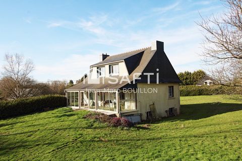 Evellys, proche de Pluméliau, maison traditionnelle construite dans un secteur calme et pas isolé. Posée sur un terrain d'environ 4600 m², elle offre principalement un salon/séjour, une cuisine fermée et trois chambres. Un abri en tôles, une véranda,...