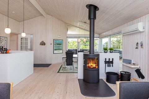 Gut gelegenes und gepflegtes Ferienhaus mit Blick auf das Wasser des Limfjordes! Bietet sowohl einen Whirlpool als auch eine Sauna im Badezimmer und liegt nur ca. 150 m vom Limfjord bei Trend entfernt. Das Ferienhaus hat eine klimafreundliche Wärmepu...