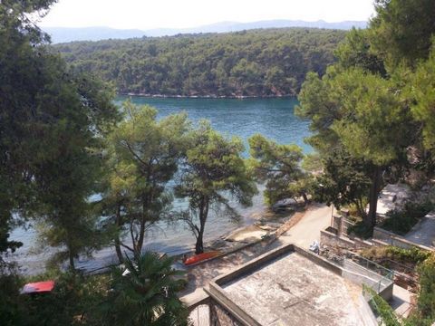 Außergewöhnliche Touristenimmobilie in erster Reihe am Meer auf Hvar in Vrbosko! Wunderschöne Lage oberhalb des Strandes inmitten der Pinien! Wahre Traumimmobilie, die idealerweise in eine private Villa umgewandelt werden könnte! Haus braucht Renovie...