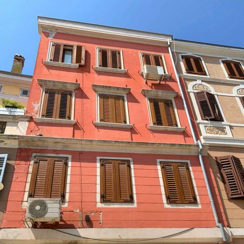 Apartment House in the Heart of the City, Close to the Waterfront of famous Rovinj! We present this rare apartment house located in the very center of the must-visit and historically significant city of Rovinj. This property is situated just 50 meter...