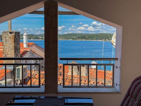 Une maison magnifiquement rénovée et meublée au cœur de Rovinj, près du front de mer, dotée d'une terrasse sur le toit avec vue sur la mer et d'un jacuzzi. Ce bâtiment décoré avec goût offre la possibilité de profiter du charme de Rovinj, l'une des v...