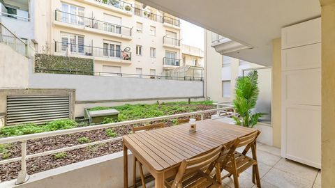 NICE / RIQUIER – A few steps from the Riquier train station, in a recent and well-maintained building, magnificent 3-room apartment of 64 m² completely renovated. It consists of an entrance, a spacious living room of 30 m² with equipped American kitc...