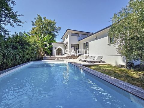 Située à 5 minutes de Latresne, cette maison profite d'un cadre de vie paisible, à proximité de la nature tout en restant à courte distance des commodités essentielles. Idéalement située, la propriété offre un équilibre parfait entre calme et pratici...