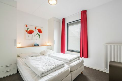 In het Friese plaatsje Balk ligt dit modern en comfortabel ingerichte vakantiehuis met 3 slaapkamers, ideaal voor in totaal 6 personen. Het huis heeft een privé aanlegsteiger. De woning ligt op een kleinschalig park met 18 huizen, direct aan het Slot...