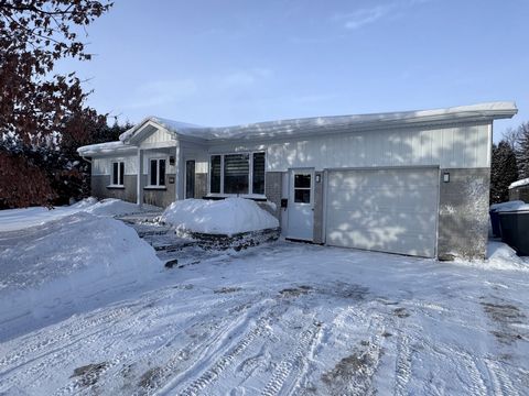 Découvrez cette maison unifamiliale offrant tout le confort et l'espace dont vous rêvez. Avec ses quatre chambres, ses deux salles de bain et une salle de lavage indépendante, elle est idéale pour une famille. Le rez-de-chaussée se distingue par son ...