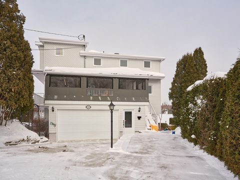 Un havre de paix au bord de l'eau ! N.B. L'année de construction inscrite (1970) correspond à l'ancien chalet. Cependant, la maison actuelle a été entièrement reconstruite à partir de celui-ci en 1996. Ce qui reflète davantage sa véritable époque de ...