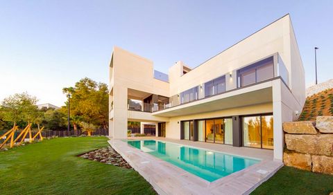 Kliv in i det moderna livet med denna arkitektoniskt fantastiska villa i Benalmádena. Designad med rena linjer och prydd med stora fönster, är denna bostad ett mästerverk av modern estetik, inbäddat i ett säkert gated komplex. Utspridda över två våni...