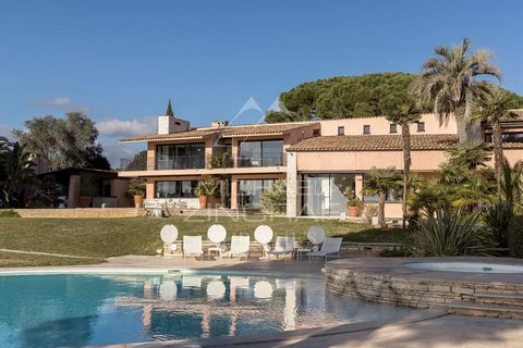 This beautiful recently renovated property, located on the prestigious western slope of Nice, offers approximately 500 sqm of living space on a large flat plot of 4,855 sqm. The villa combines elegance, comfort, and modern architecture with the surro...