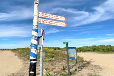 Dit vrijstaande vakantiehuis biedt een ontspannend toevluchtsoord aan het water met directe toegang tot het Veerse Meer en een eigen aanlegsteiger om uw boot aan te meren. Het biedt plaats aan maximaal zes gasten en beschikt over drie ruime slaapkame...