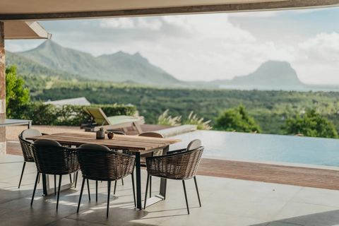 In einer der begehrtesten Regionen von Mauritius gelegen, erwartet Sie diese außergewöhnliche Villa in Rivière Noire, einem wahren tropischen Juwel. Eingebettet zwischen dem Meer und den Bergen bietet es eine idyllische Umgebung, in der Luxus auf Nat...