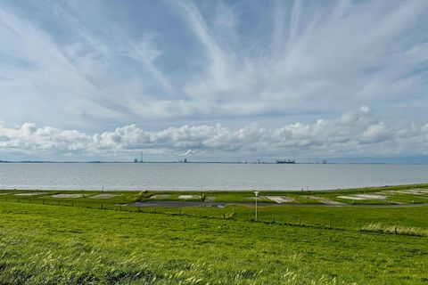 Modern en comfortabel vakantiehuis in het nieuwe gedeelte van het vakantiepark, ca. 71 vierkante meter groot en ideaal voor maximaal 5 personen. Op de begane grond vindt u een open woonkamer met keuken en eethoek en een badkamer met douche en toilet....