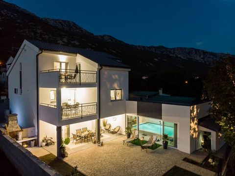 Charmante Villa à Vendre dans un Endroit Tranquille, Avec Piscine Intérieure ! Nous sommes heureux de vous proposer cette jolie villa , située dans un quartier paisible et calme de Tribalj, à 3 km des plages . La superficie totale est de 339 m². Le t...