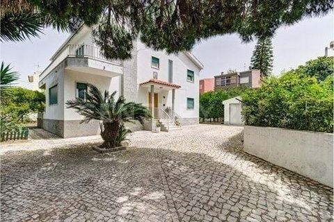 Unique opportunity to live by the sea, in an exclusive house with lots of privacy in Parede, close to Lisbon.662m2 total. Detached T7 Villa, with 3 floors, surrounding garden.Great areas, excellent finishes, good build quality; fantastic sun exposure...