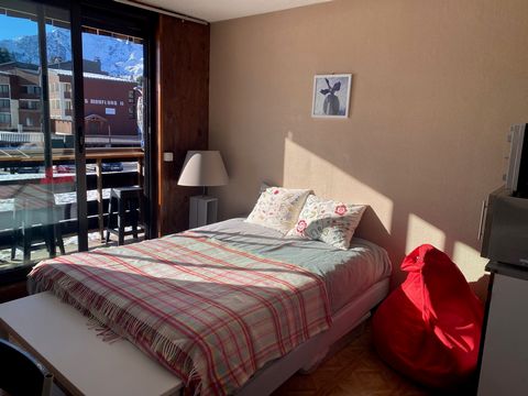 Located in the center of the resort, a stone's throw from shops and restaurants and 100 meters from the snow front, this very bright studio offers a living room with an equipped kitchenette, a mountain area with two bunk beds, a bathroom and a toilet...