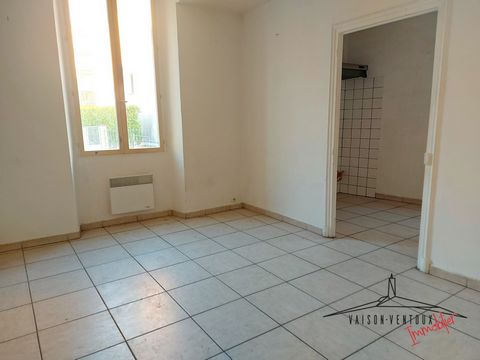 VAISON VENTOUX Immobilier biedt u exclusief dit appartement aan op de begane grond en op een steenworp afstand van het stadscentrum van Nyons. Het bestaat uit een keuken, een woonkamer, een slaapkamer, een badkamer, een kleedkamer en een toilet. Onmi...