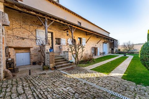 EXCLUSIVITE Sandra Viricel, dans un hameau calme et très prisé, nous vous proposons cette magnifique maison en pierres d'environ 196m2 toute rénovée avec goût et dans le respect de la batisse initiale. Dès l'entrée qui se fait par la cuisine, vous se...