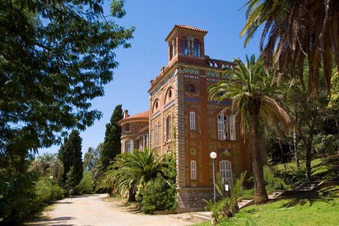 LA LONDE LES MAURES Quartier Proche Plages Idéal investisseurs par le déficit foncier, résidence principale ou secondaire. Appartement de type 2 avec jardin, balcon, cave et 2 places de parking privatives situé dans Le Château Horace Vernet sur la co...