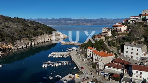 EILAND KRK - Huis met binnenplaats en uitzicht op zee, in het hart van het romantische Vrbnik Vind je Vrbnik leuk? Bent u geïnteresseerd in het renoveren van een stenen huis boven de zee? Wacht niet tot iemand anders het potentieel van dit pand ziet!...