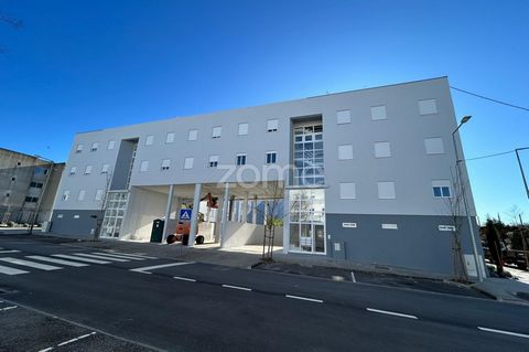 Identificação do imóvel: ZMPT574261 Condomínio Vistas do Sul em Portalegre. Novo, nunca habitado, T3 com 2 casas de banho, Elevador, Armários, cozinha planejada e equipada, pré instalação para ar condicionado. Praças e playground. Estacionamento na z...