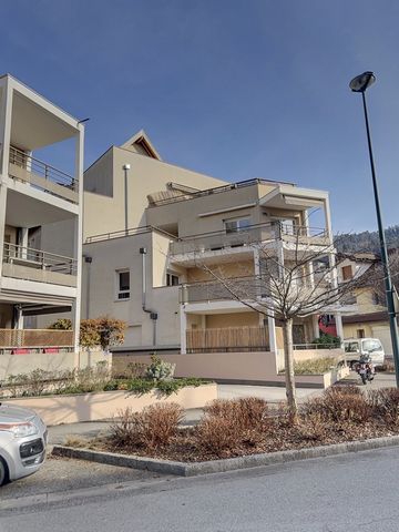 New! Annecy 2 steps from the city center in the St Michel district, in a small condominium of 2012 BBC label (low energy consumption building), on the 1st and last floor of the residence, T4 duplex of 83m2 (80m2 of living space) composed of 3 bedroom...