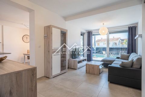 This modern, fully furnished apartment is located on the ground floor of a residential building with five apartments in total, in a peaceful neighborhood near Poreč. The location offers a perfect balance between tranquility and proximity to key ameni...