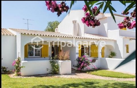 Découvrez cette élégante villa de plain-pied de 2 chambres , située dans une communauté fermée dans un quartier résidentiel calme, à quelques minutes du centre de Vilamoura . Entièrement rénovée en 2024 , cette spacieuse villa de 115 m² offre : - Sal...