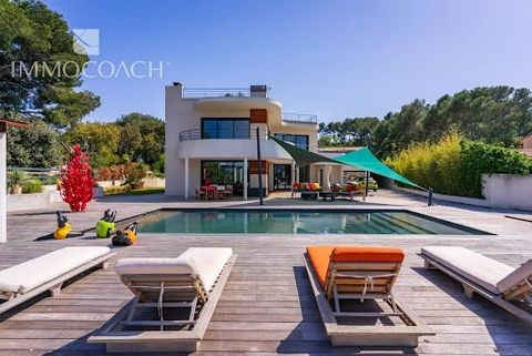 Californian villa with pool, open view in peace. In a wooded area, on a beautiful flat land, we offer this fabulous villa of Californian type. Very bright, and ideally arranged with beautiful volumes, you will enjoy throughout the year the tranquilit...