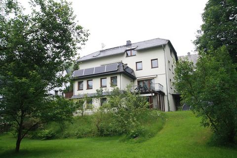 Die gemütliche Ferienwohnung erfreut sich hoher Beliebtheit wegen des gemütlichen Wintergartens, der sich direkt an das Wohnzimmer anschließt und über den sich die angrenzende Süd-Ost-Terrasse betreten lässt. Von hier genießen Sie einen freien Blick ...