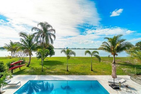 Bienvenue à la maison dans cette magnifique propriété au bord de l’eau surplombant les toits de West Palm Beach dans votre propre cour arrière! Situé sur le lac Mangonia où vous pourrez faire du kayak, du paddle board et du bateau électrique directem...